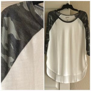 ❌SOLD ♏️ercari ❌ Arizona Jeans Camouflaged tee